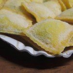 Ravioli ripieni di ricotta e spianaci appena prodotti